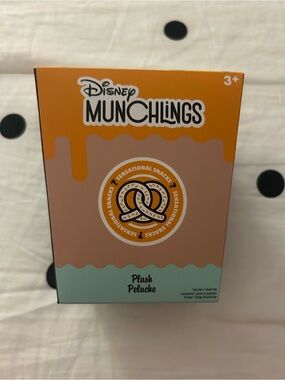 Disney Munchlings Plush: Sensational Snacks - Panda Meilin Poutine